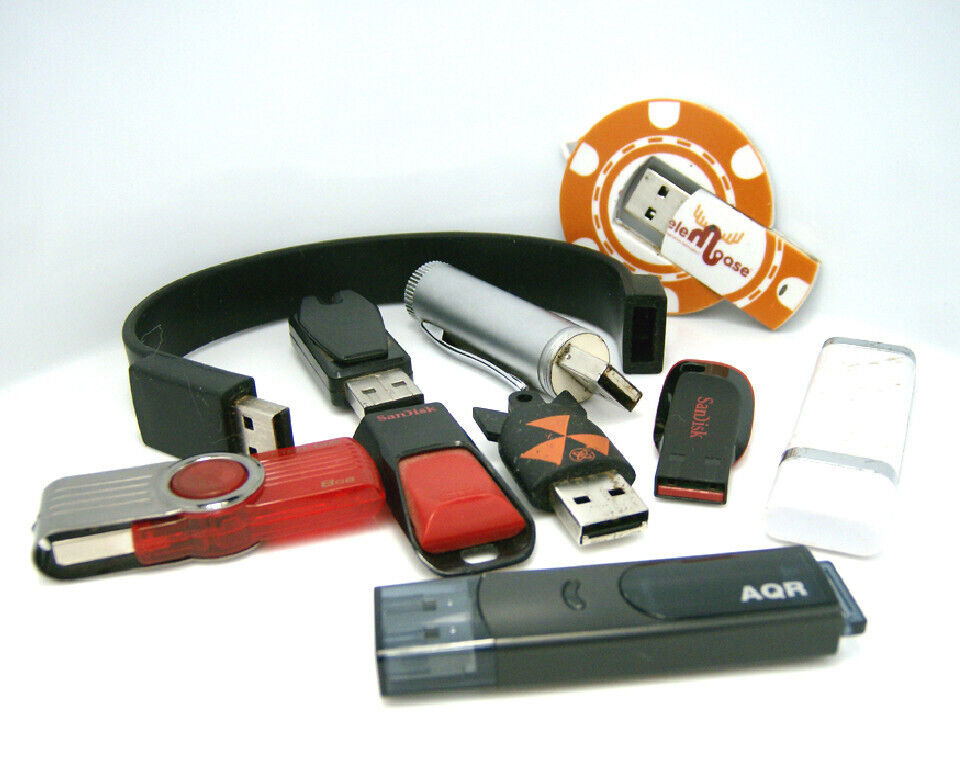 LOT OF 10 Used Flash Drives in various GB from Storage Unit Finds ”L@@k” - LOT 1