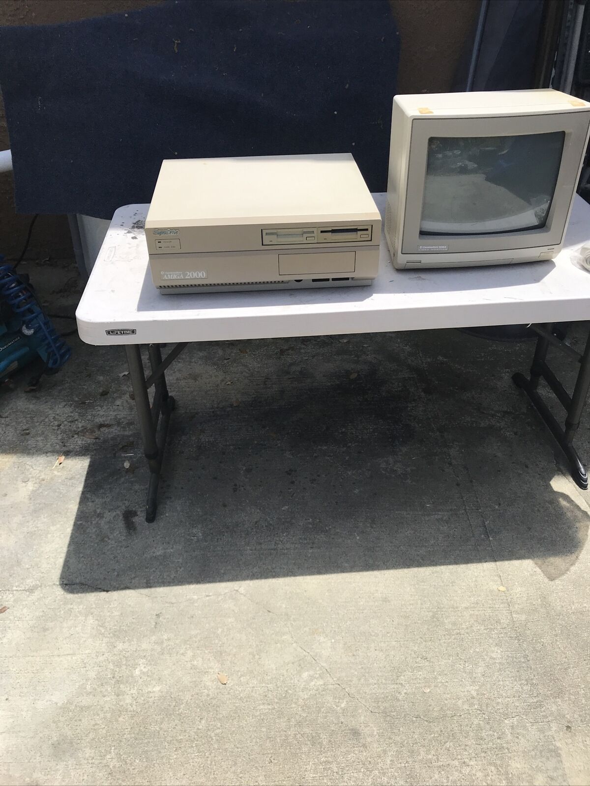 old amiga 2000 computer