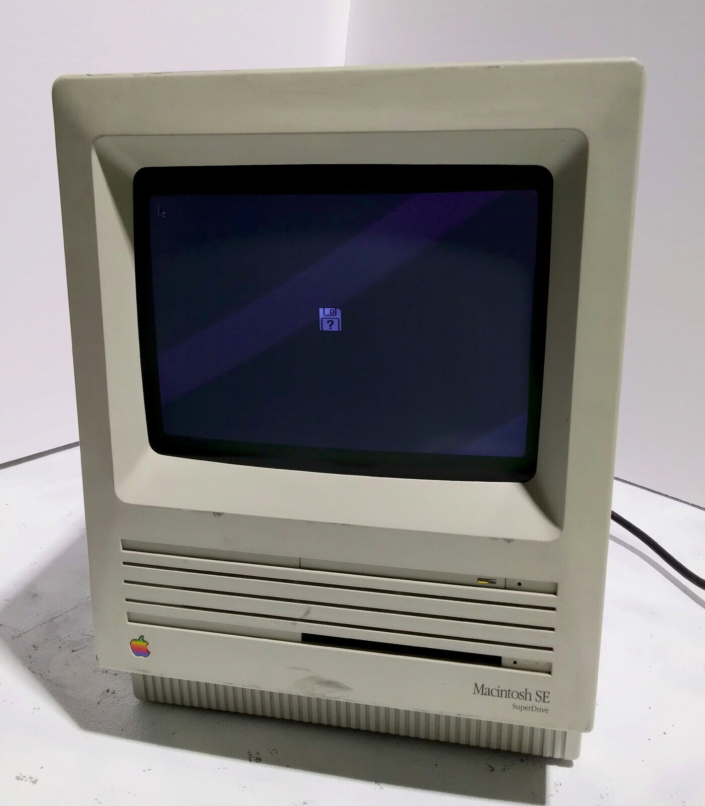 Vintage MACINTOSH SE M5011 All-in-one Computer | Apple 1988 Powers On