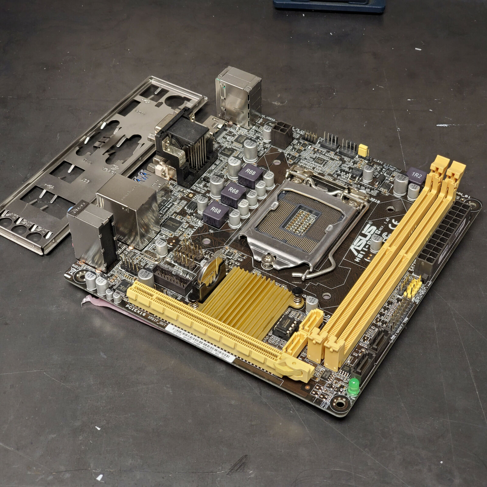 ASUS Intel H81I-PLUS LGA1150 H81 HDMI/SATA 6Gb/s USB 3.0 Mini ITX Motherboard