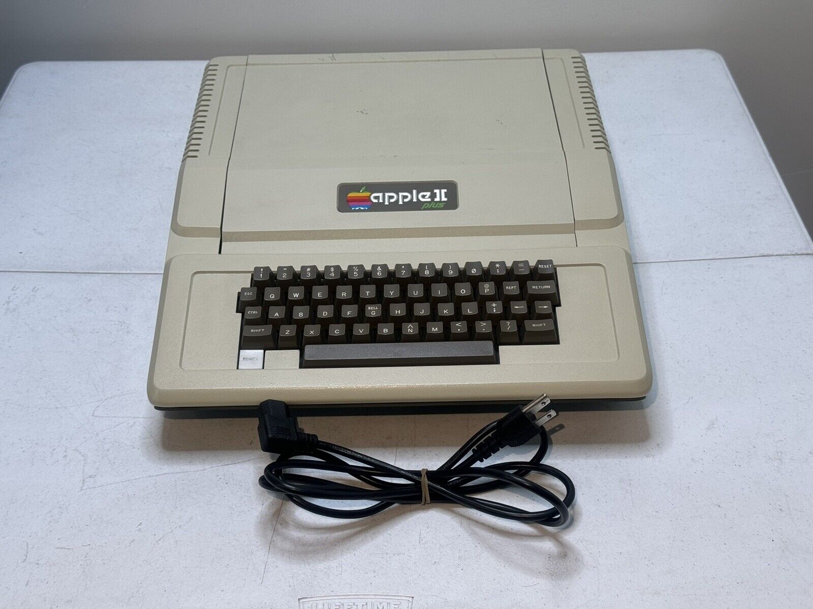 Vintage Apple II Plus A2S1048 Computer