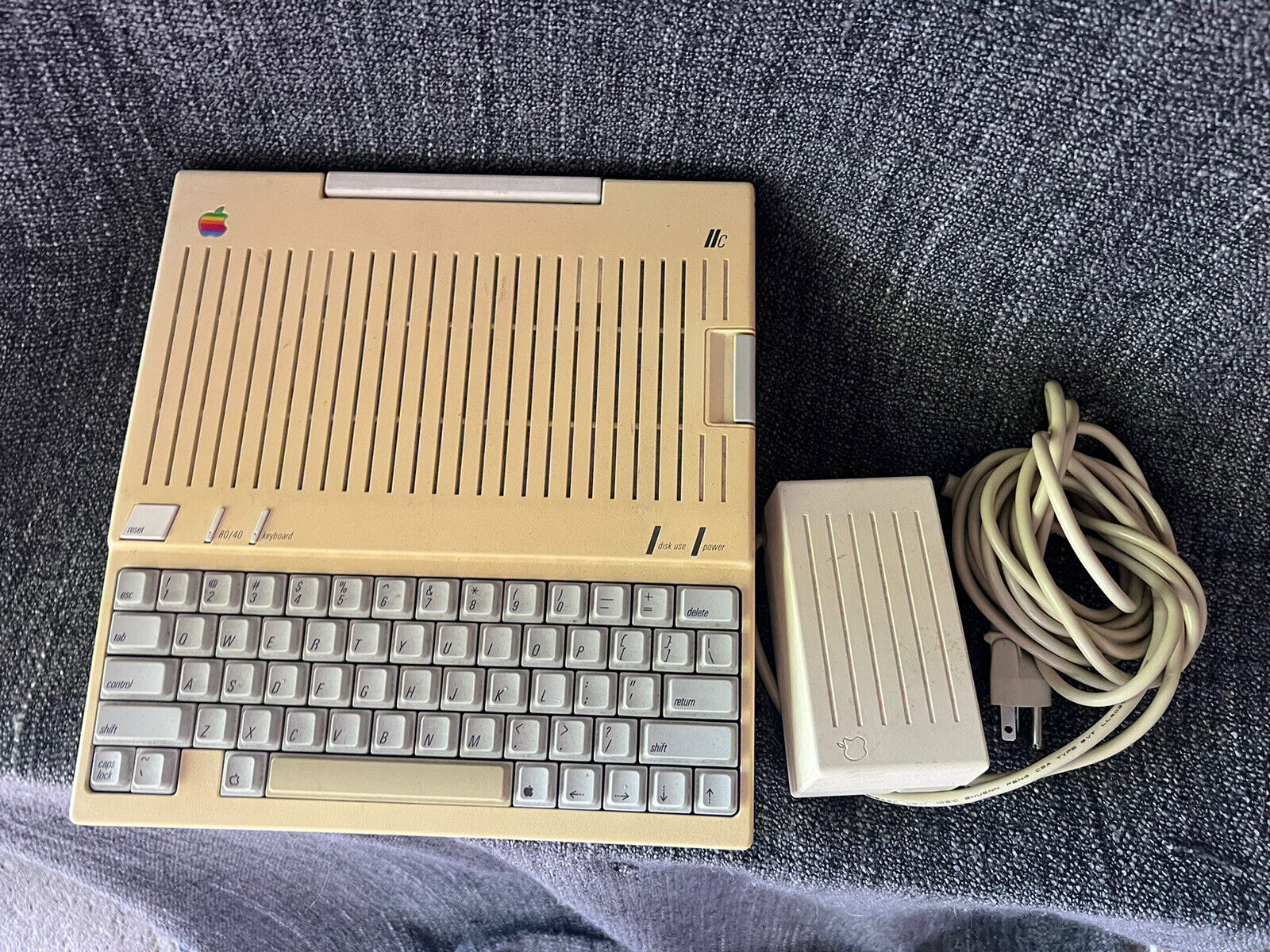 1985 vintage Apple 2C IIC Computer A2S4100 with Power Supply, Works