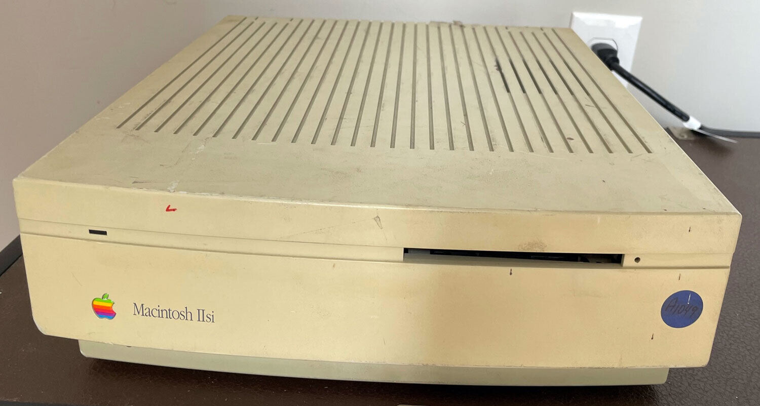 Vintage Apple Macintosh IIsi POWERS ON