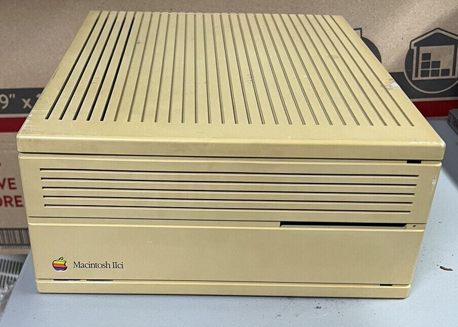 Vintage Apple Macintosh IIci Model M5780 As Is, Powers Up, Yellowed, Recapped