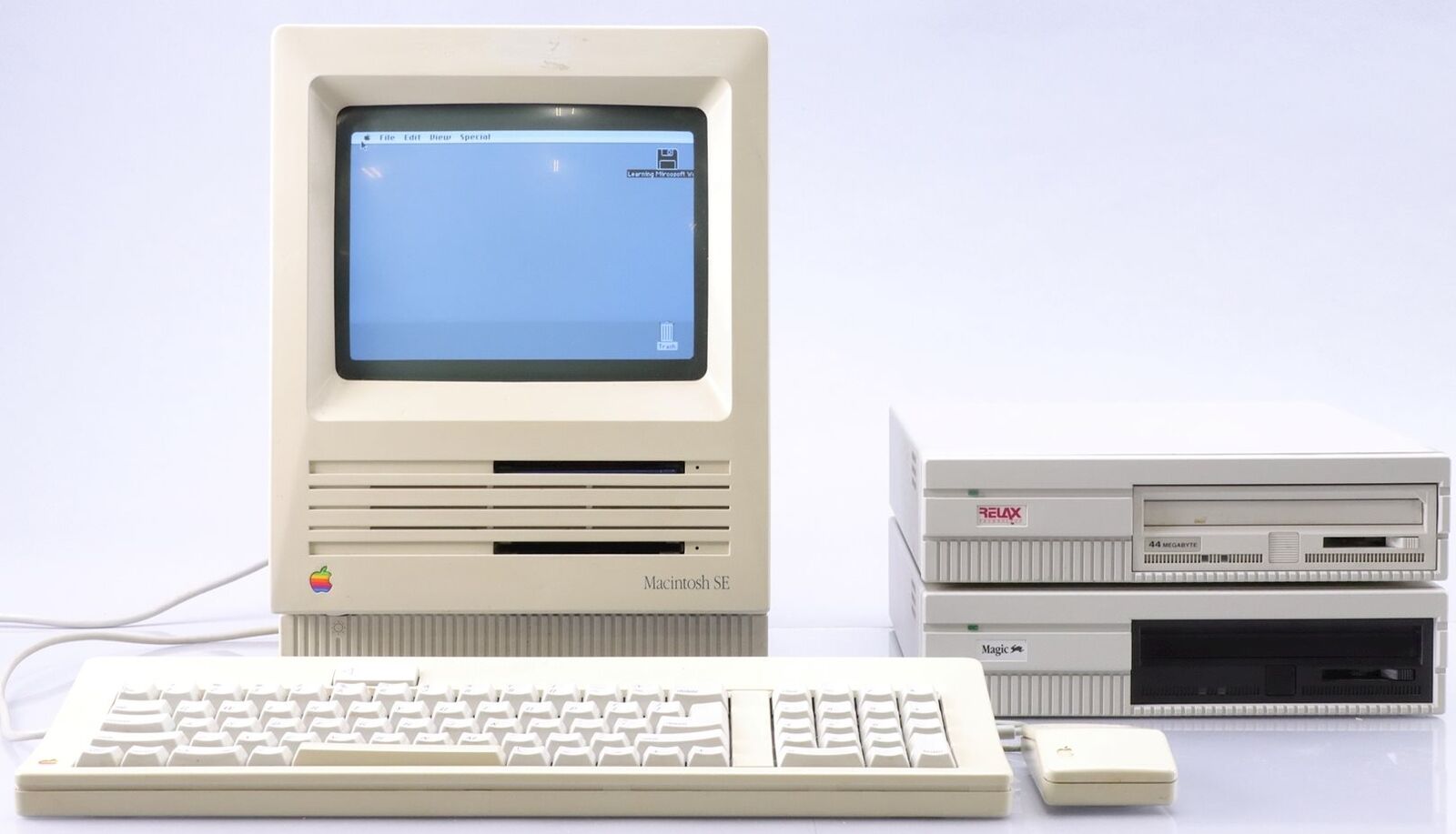 Vintage Apple Macintosh SE M5010 Keyboard M0116 Mouse A9M0331 & More Bundle