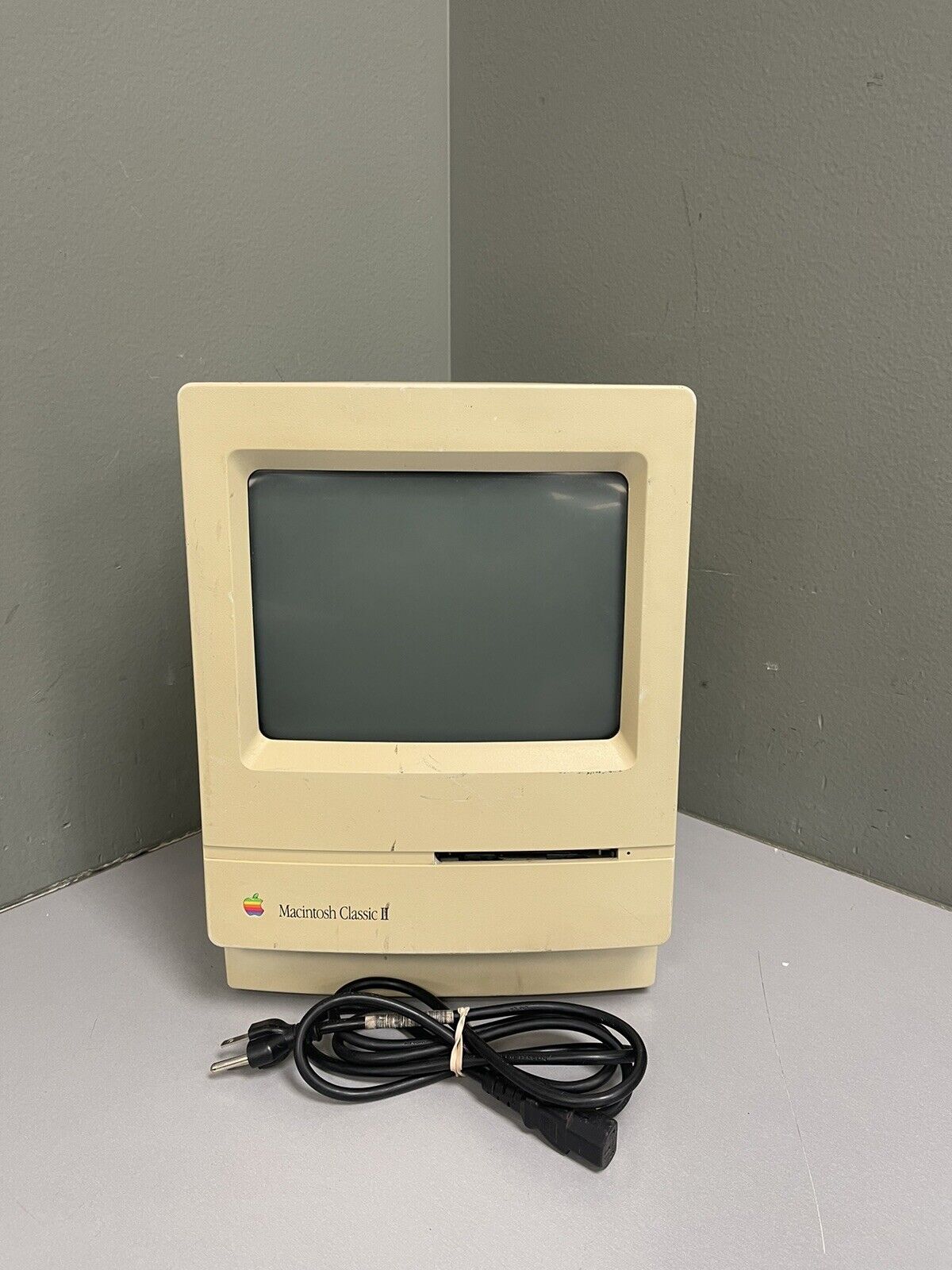 Vintage Apple M4150 Macintosh Classic II Personal Desktop Computer