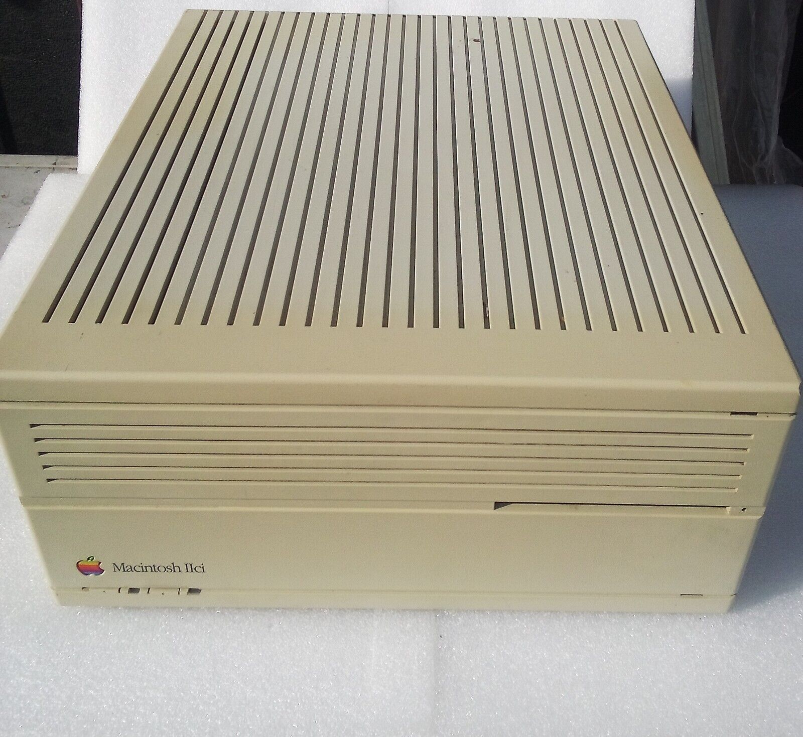 Vintage Apple Macintosh IIci Desktop Computer * UNTESTED * Clean Exterior