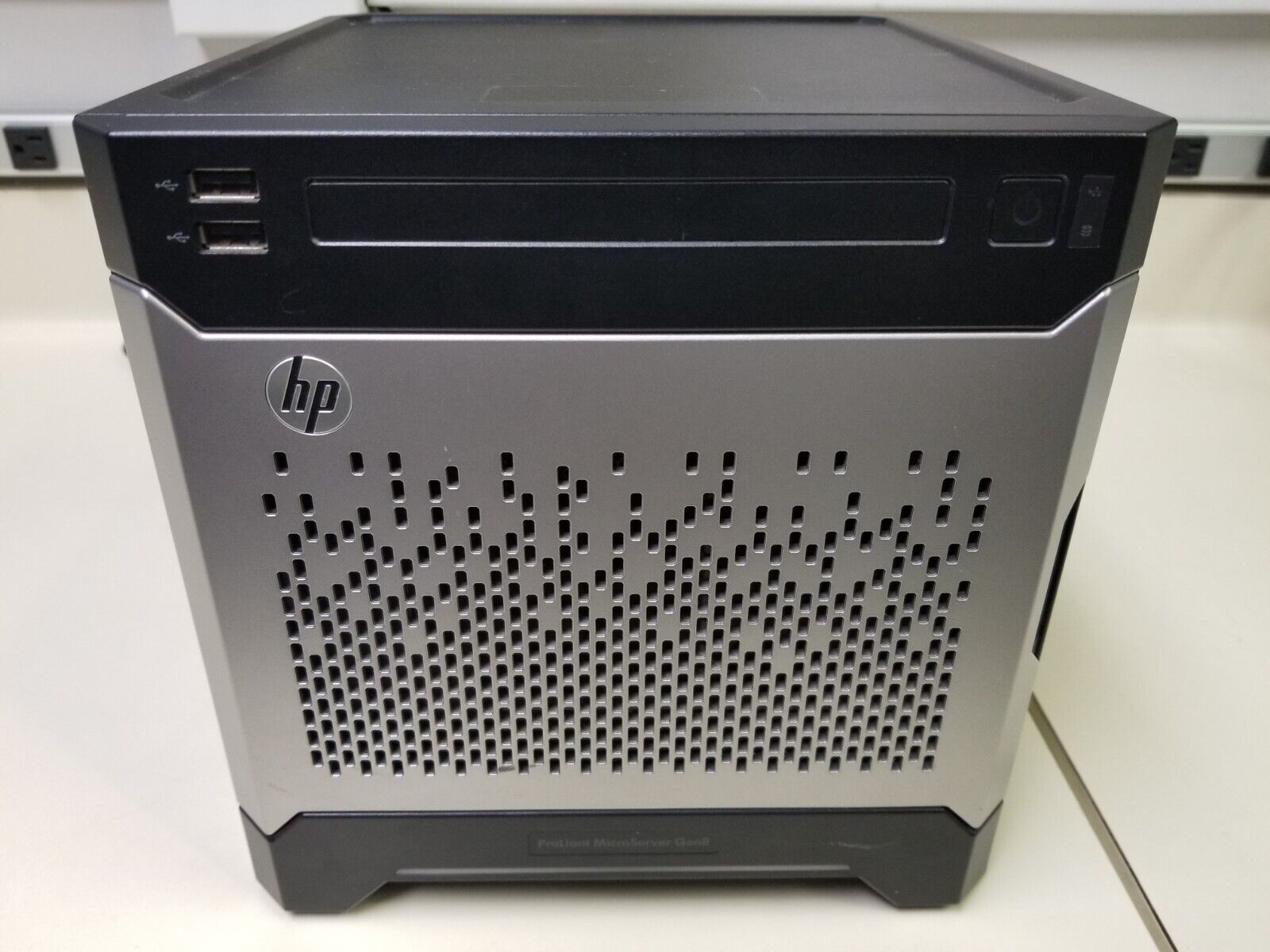 HP ProLiant Microserver Gen 8 Xeon CPU 8GB RAM w/ 4 HDDs