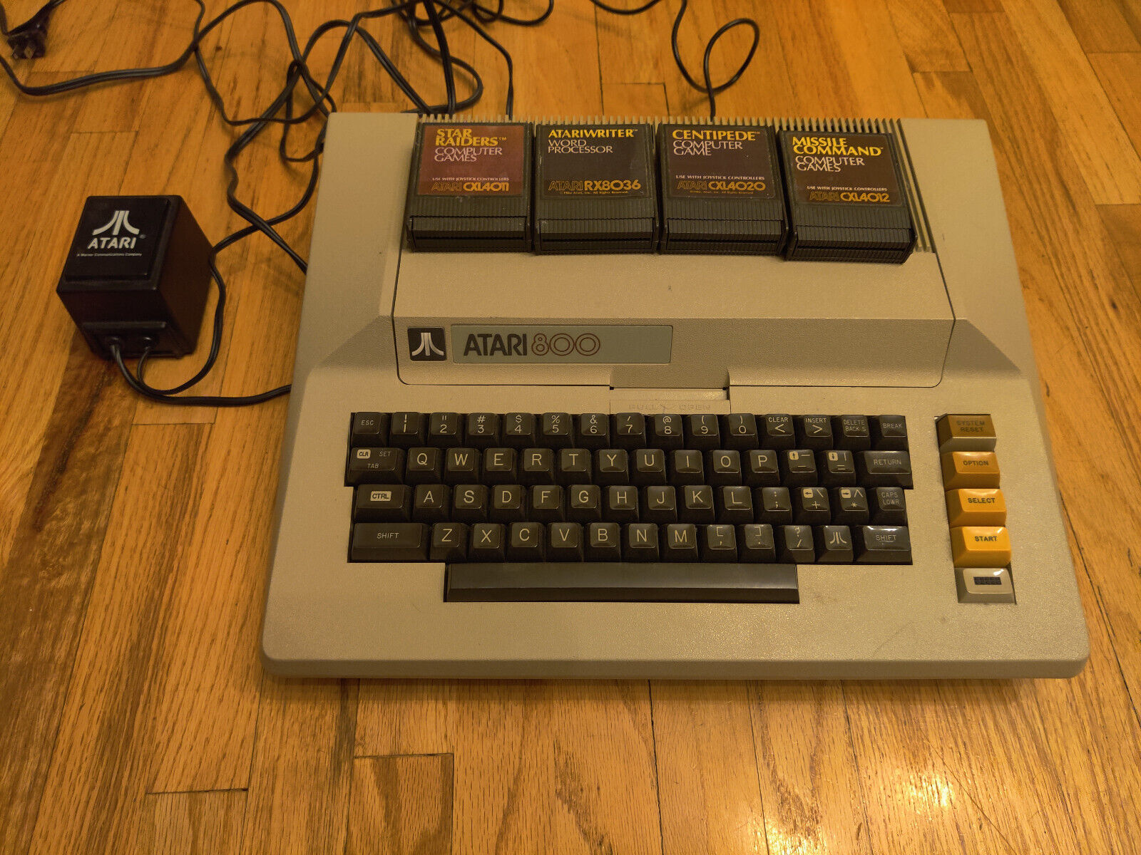 Atari 800 Home Computer with 4 Programs and Power supply
