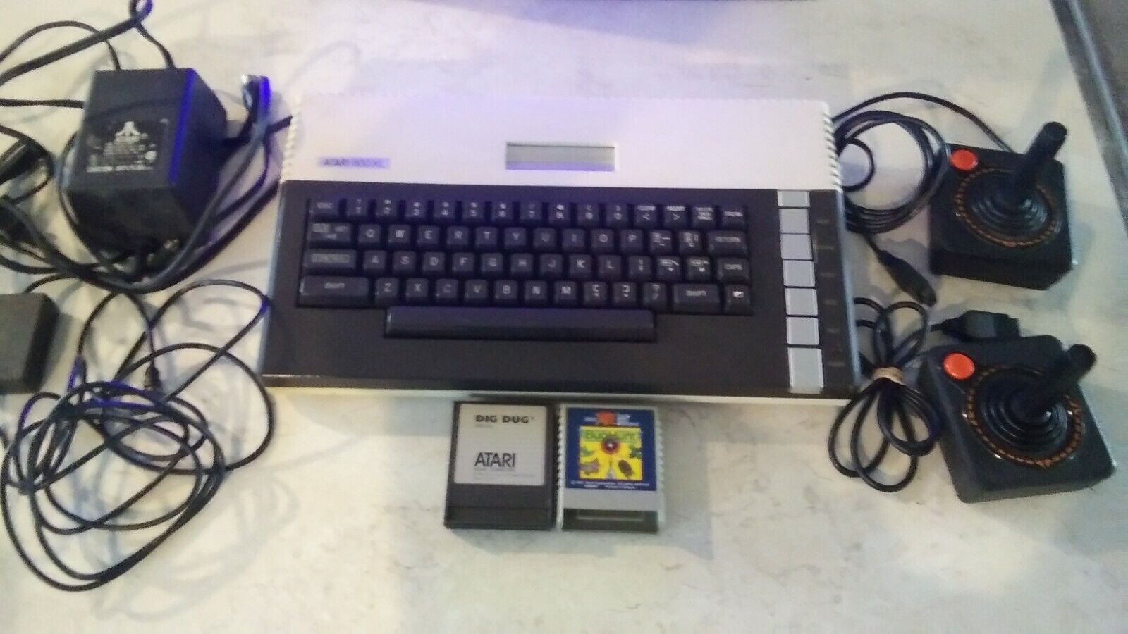 Atari 800XL computer w/ power joysticks complete frogger, digdug & bug