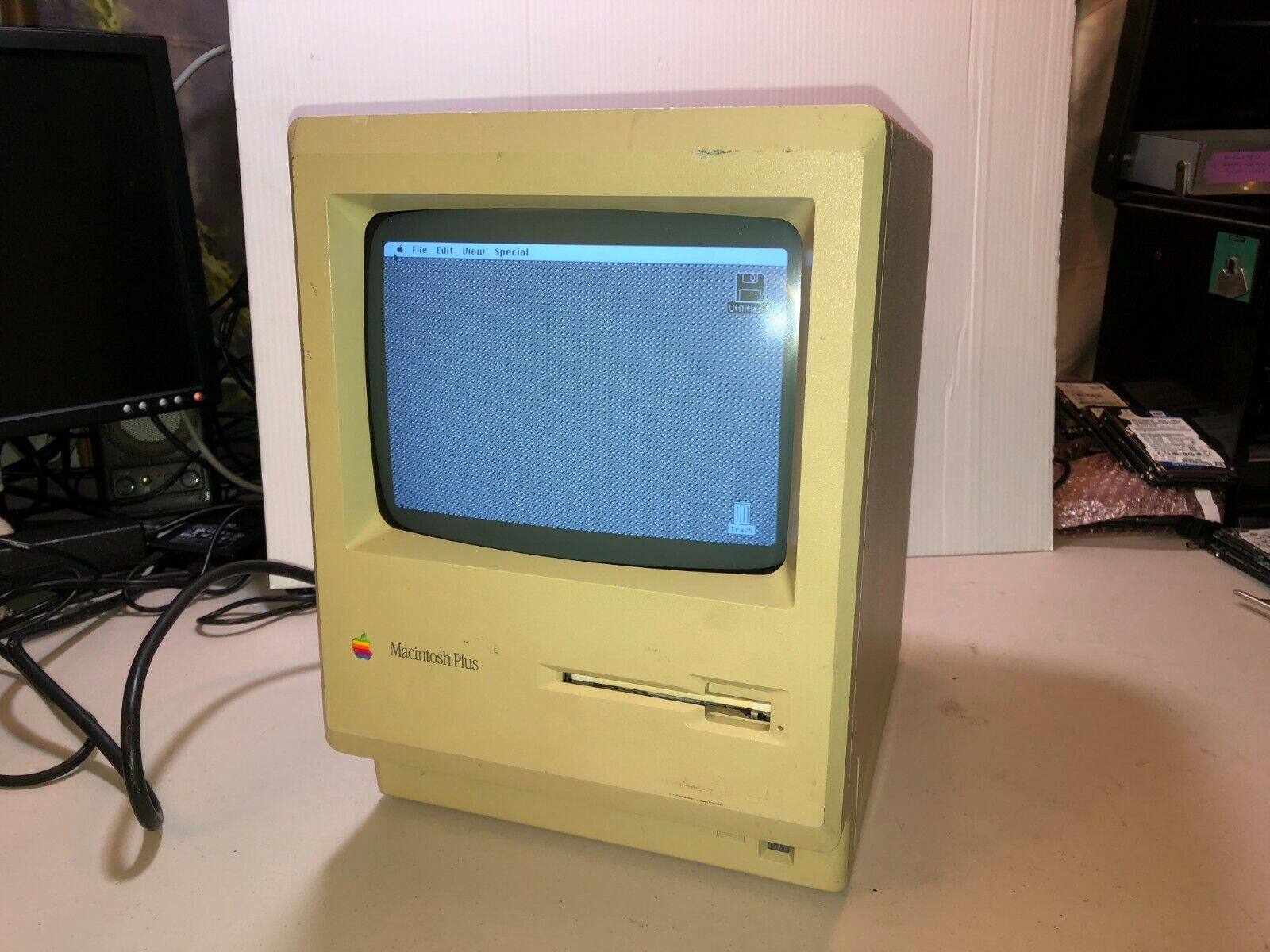 Apple Macintosh Plus 1MB M0001A POWERS ON BOOTS TO OS, GOOD SCREEN Vintage Mac