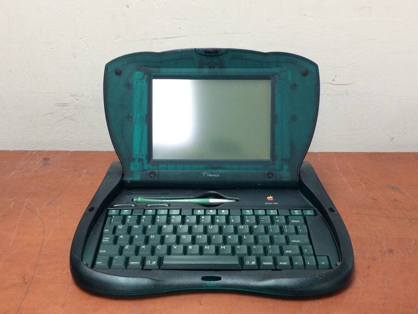 Vintage Apple eMate 300 (Newton) 1997-1998 *Untested* | O744