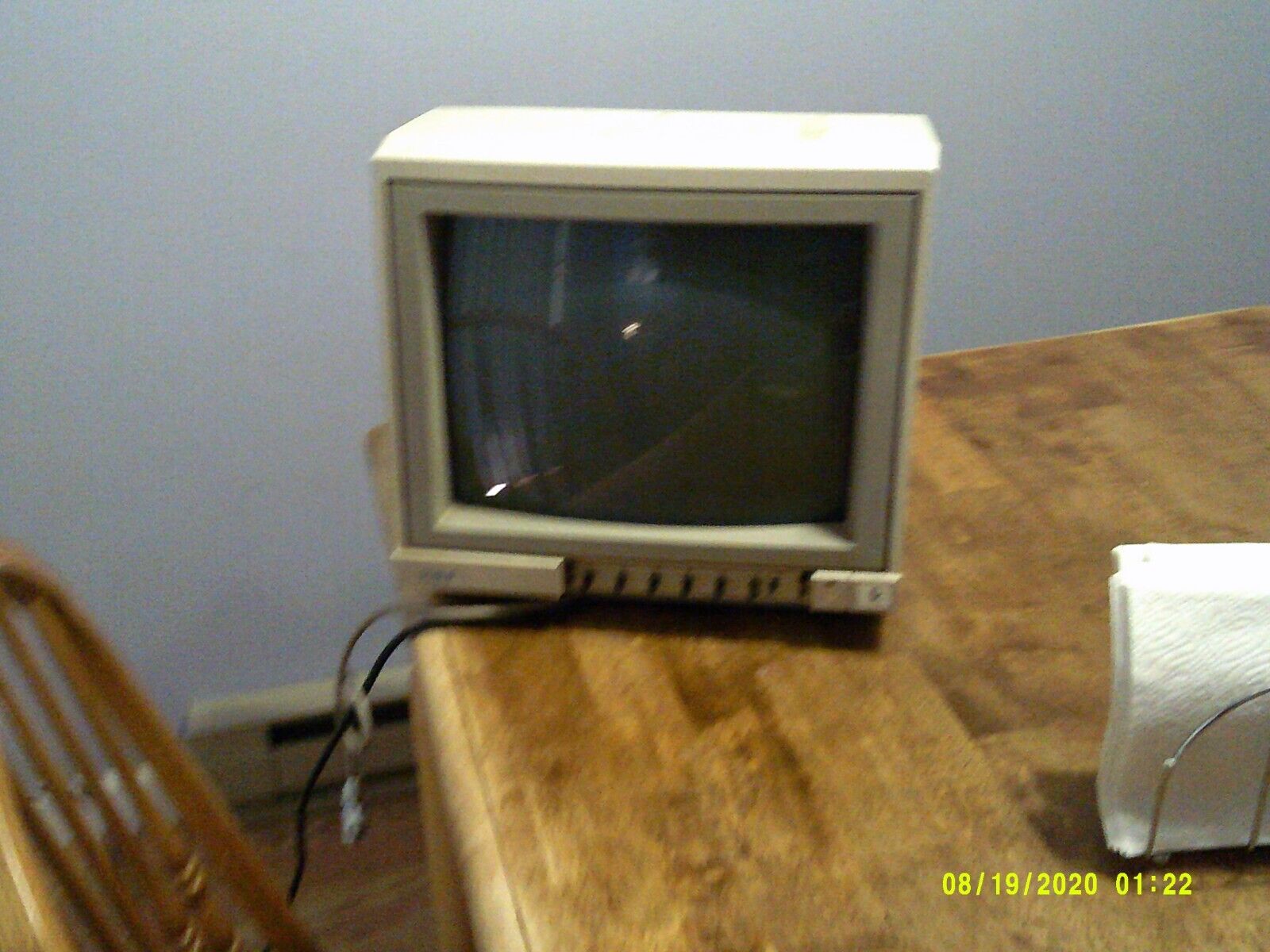 VINTAGE 1084 1988 COMMODORE   MONITOR  Comes on but power button is flaky