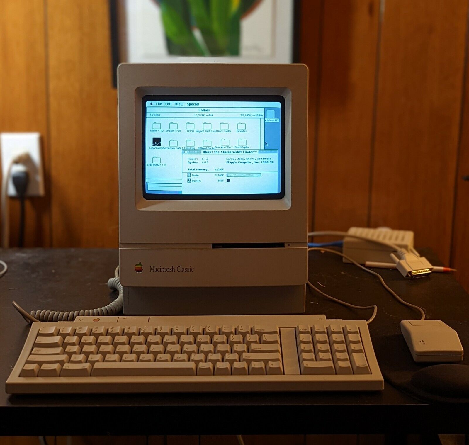 Vintage Macintosh Classic M0420 4MB. All capacitors replaced. Works great.