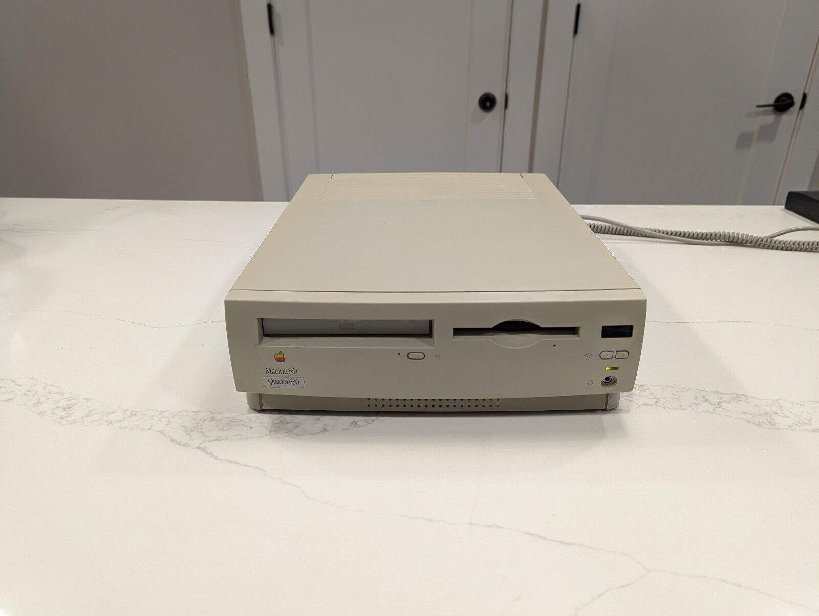 Vintage Apple Macintosh Quadra 630. Powers On, Good Capacitors, Battery