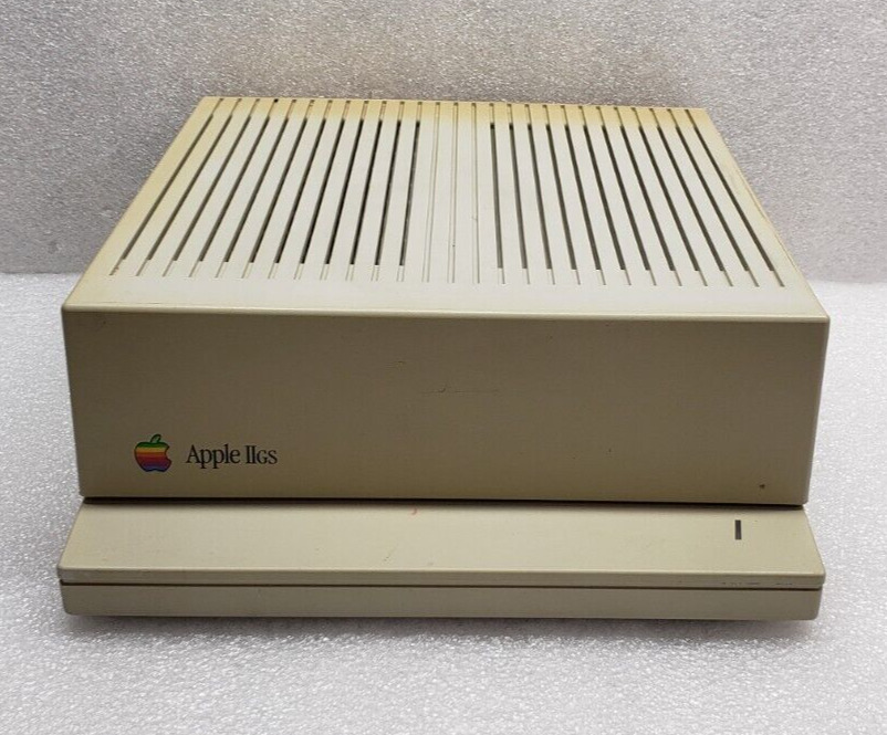 Vintage Apple IIGS Computer A2S6000 (BOOTS) #99