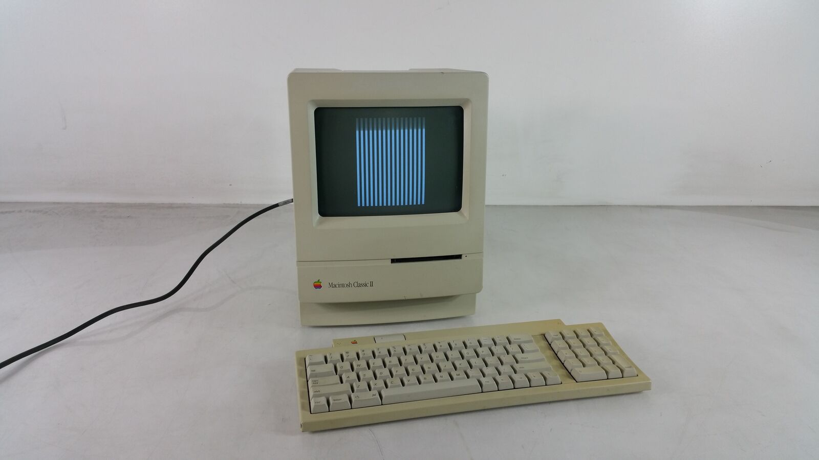 Apple M4150 Vintage Macintosh Classic II 1991 Computer-Read Description