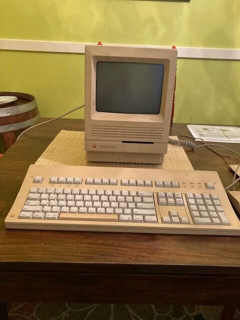 Original Apple Mac PC, Model SE/30.  1992 vintage in working order.  