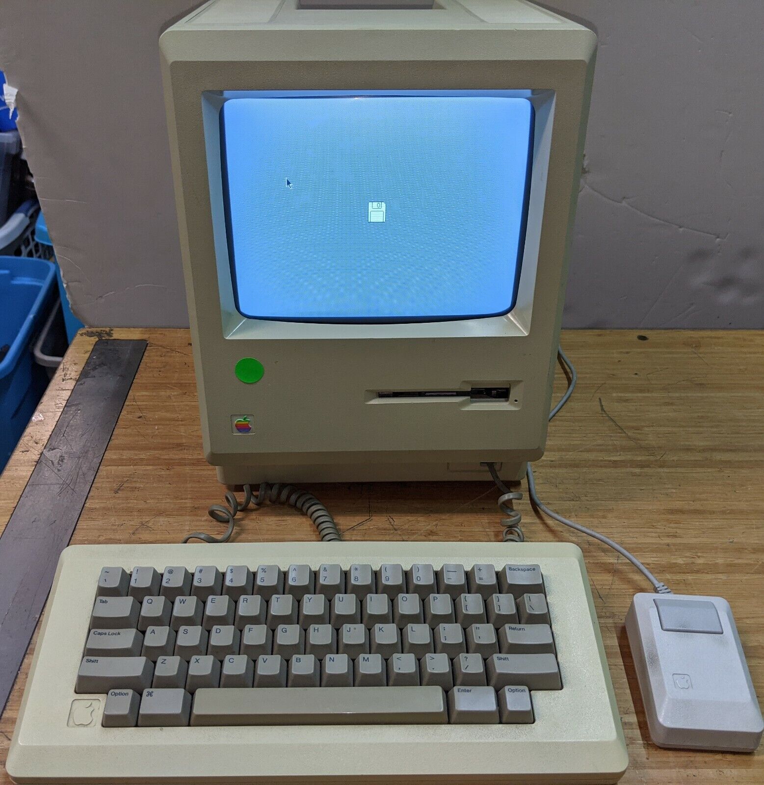 Vintage Apple Macintosh Original 128K M0001 Computer With Keyboard/Mouse/Cover 