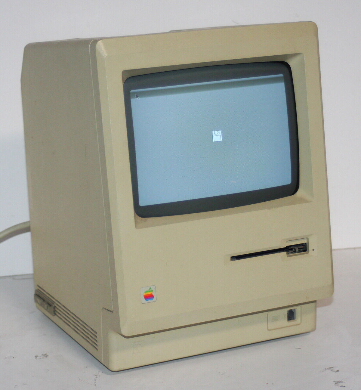 VINTAGE APPLE MACINTOSH 512K COMPUTER  CASE GOOD BOOTS TO DISC SOLD AS IS READ