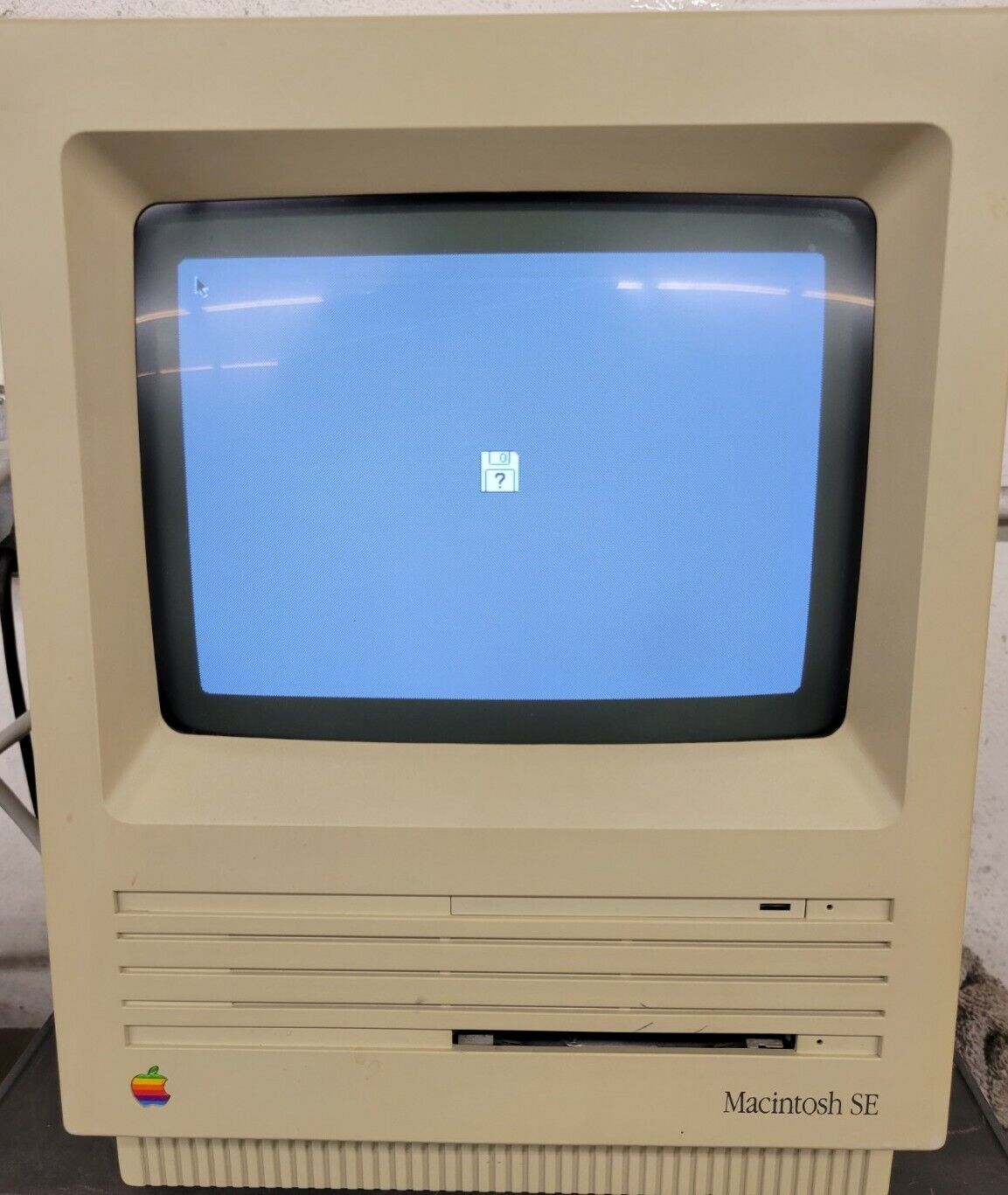 Vintage Macintosh SE M5011 Apple Mac Computer Powers On