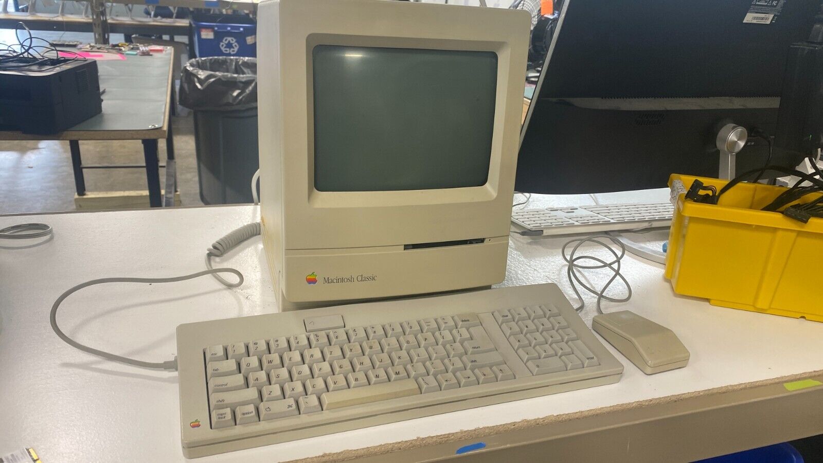 Macintosh Classic 1991 Vintage Apple M0420 w/ Case & Accessories No Video On Dis