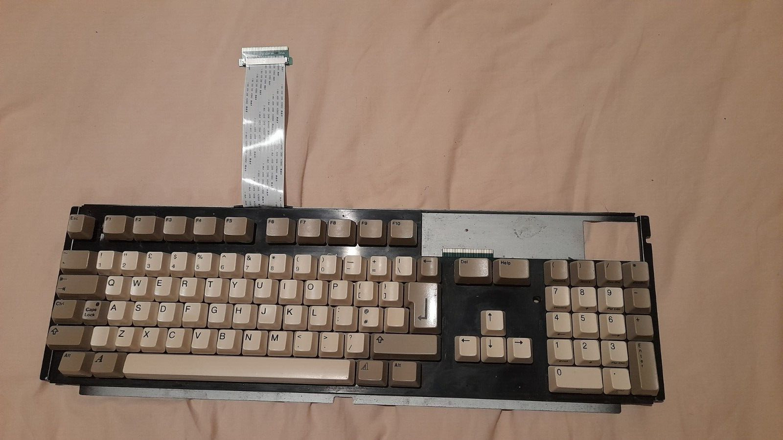 Commodore Amiga 1200 keyboard -only some keys working. Uncommon plug - for parts