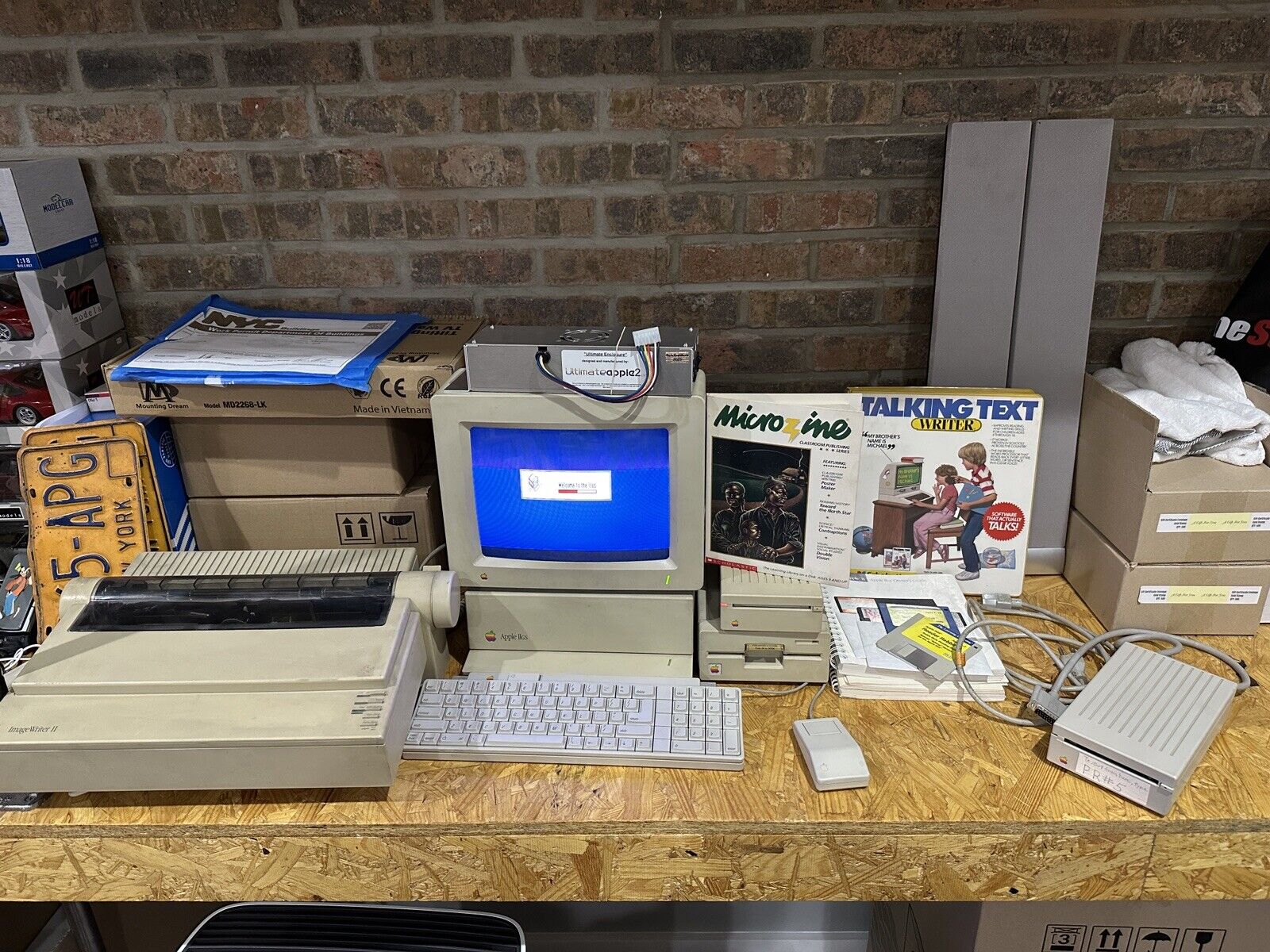 VINTAGE COMPUTER APPLE IIGS WITH MANY EXTRA SUPER RARE SOFTWARE