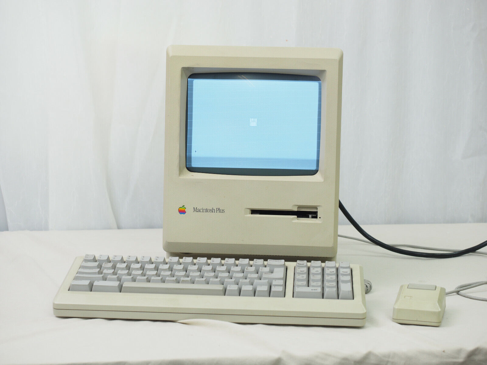 Vintage 1987 Macintosh Plus M0001A Computer, Keyboard, Mouse powers up