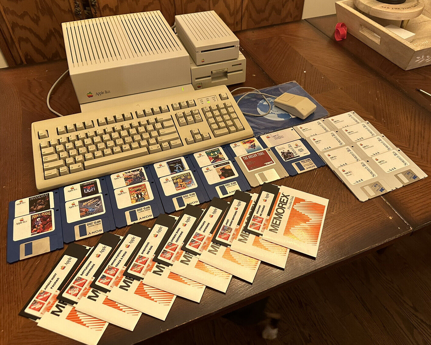 Vintage Apple IIGS Computer A2S6000 Keyboard Floppy Drives Mouse Games *Works*