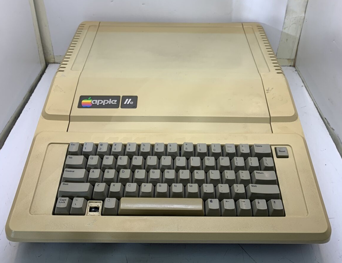 Vintage Apple AA11040B Keyboard
