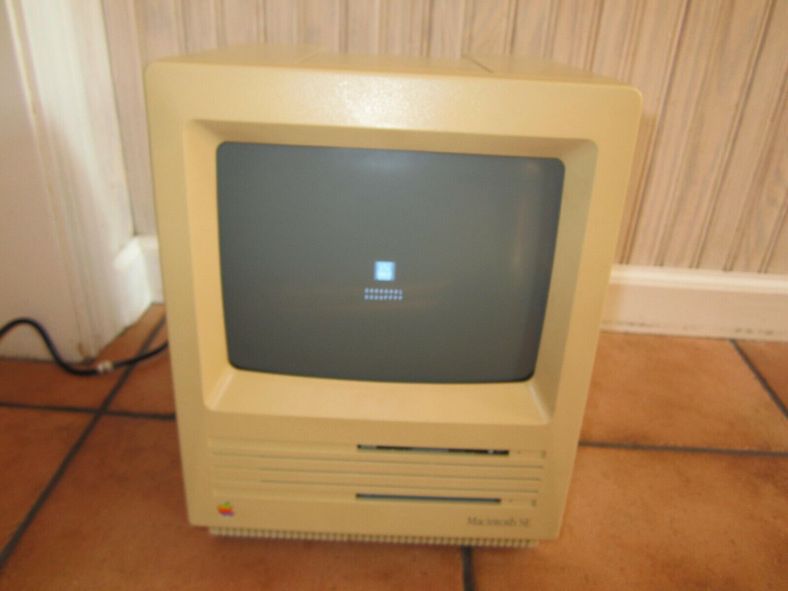 VNTG APPLE Macintosh SE M5010 1MBRAM Two 800K FLOPPY drives - POWERS ON - PARTS