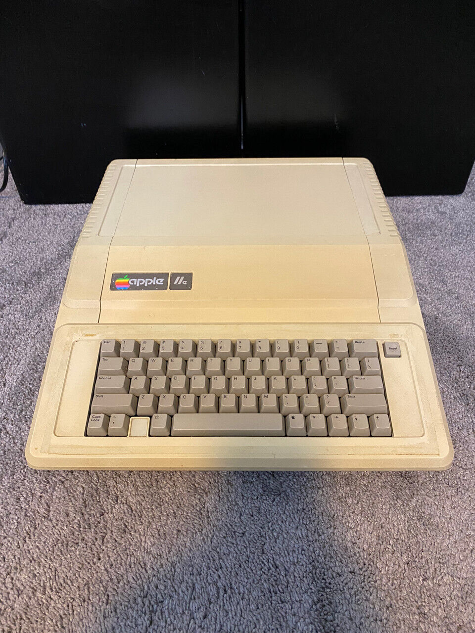 Vintage Apple IIe (2e) Model AS2064 - Powers on