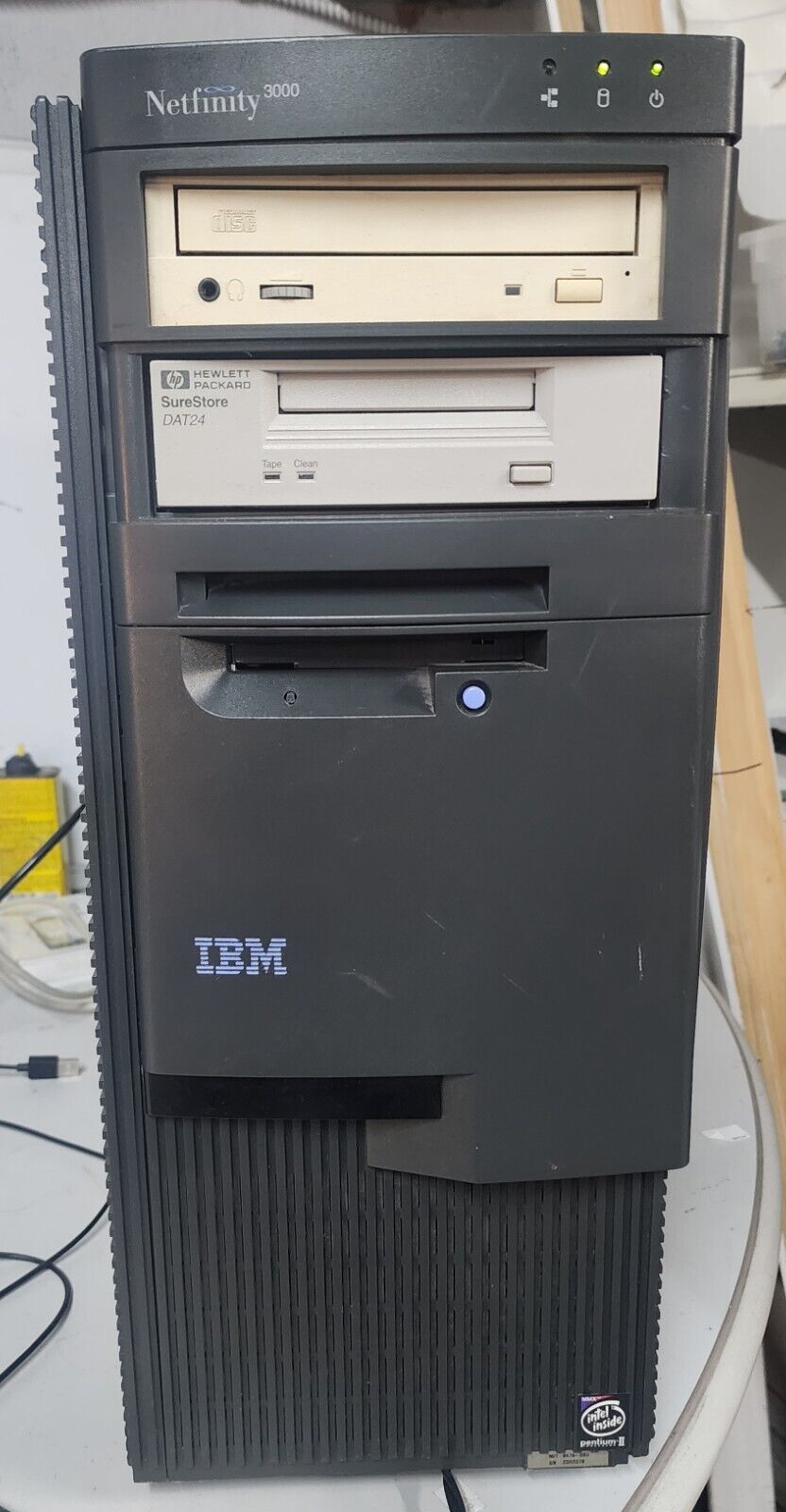 Vintage IBM Netfinity 3000 Server (Pentium II / 128MB / ca. 1998)