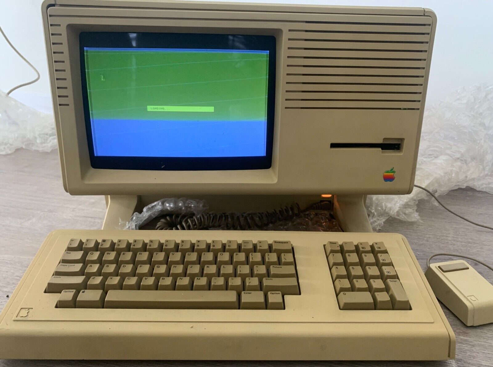 Apple Lisa 2 Model A6S0200 BOOTS, w/Keyboard, Mouse RARE NM Vintage Macintosh