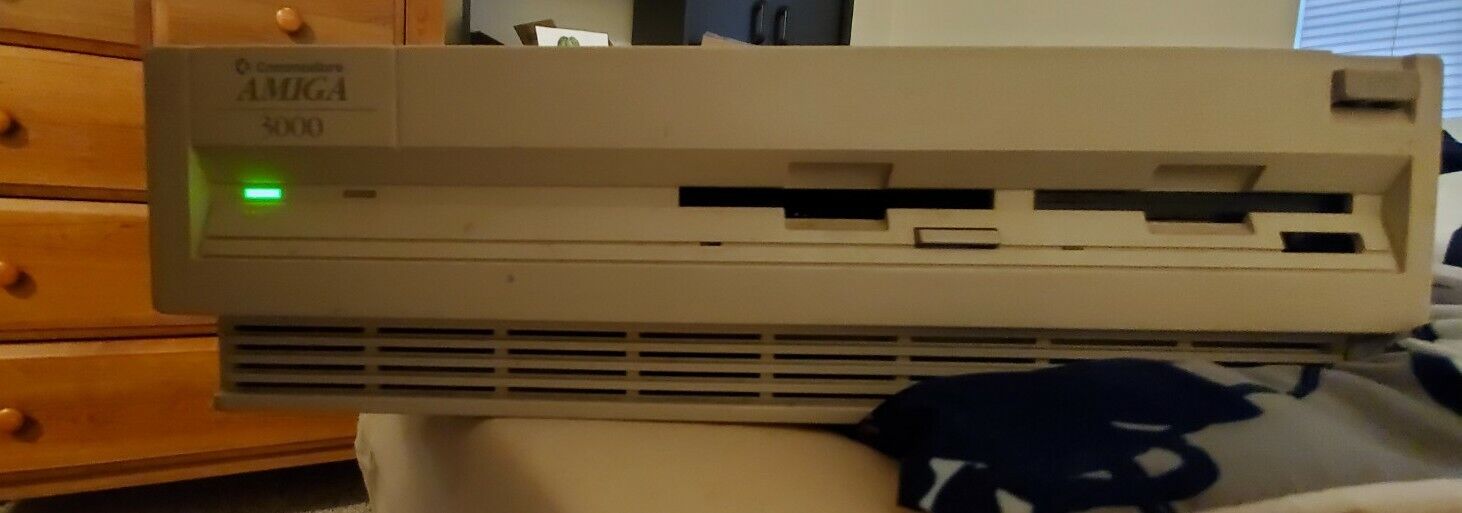 Commodore Amiga 3000 Vintage Computer no battery corrosion 