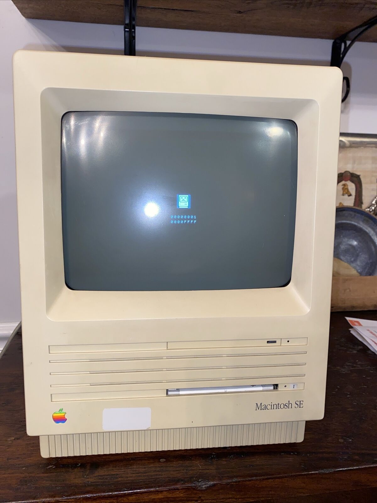 Vintage 1986 Apple Macintosh SE Computer Powers On With Error