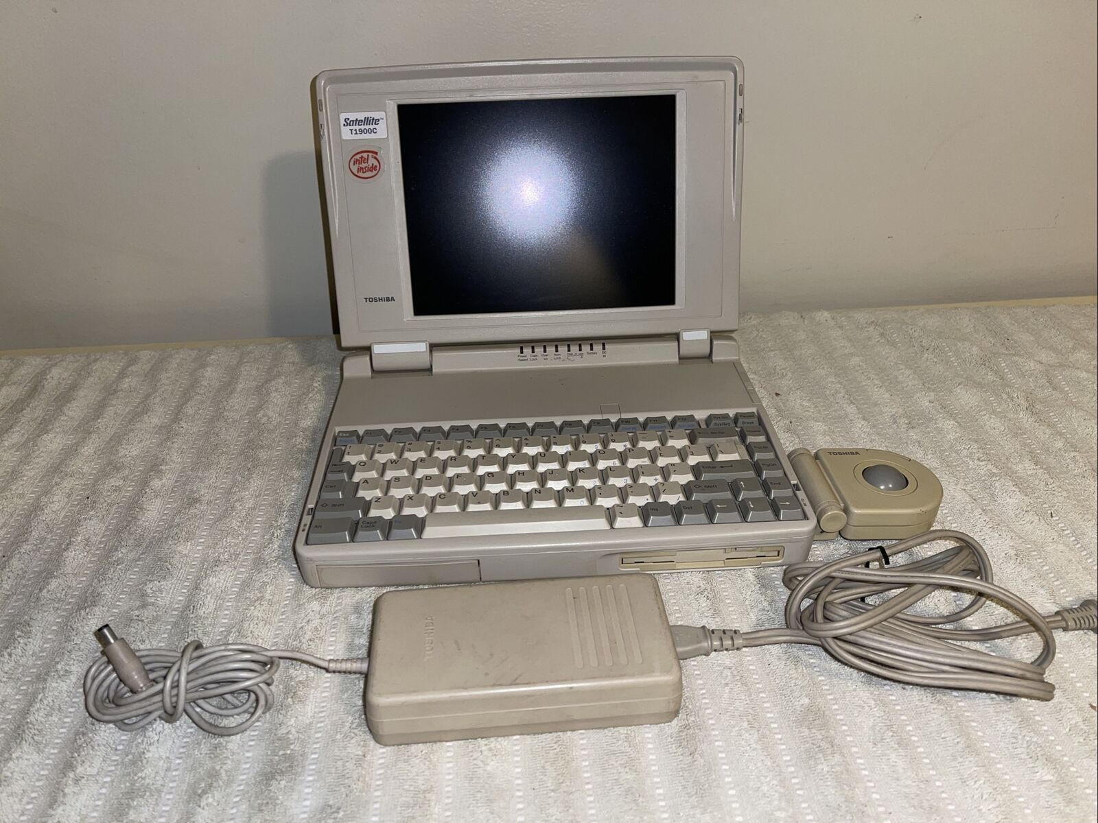 Vintage Toshiba Satellite T1900C Computer Laptop With Charger