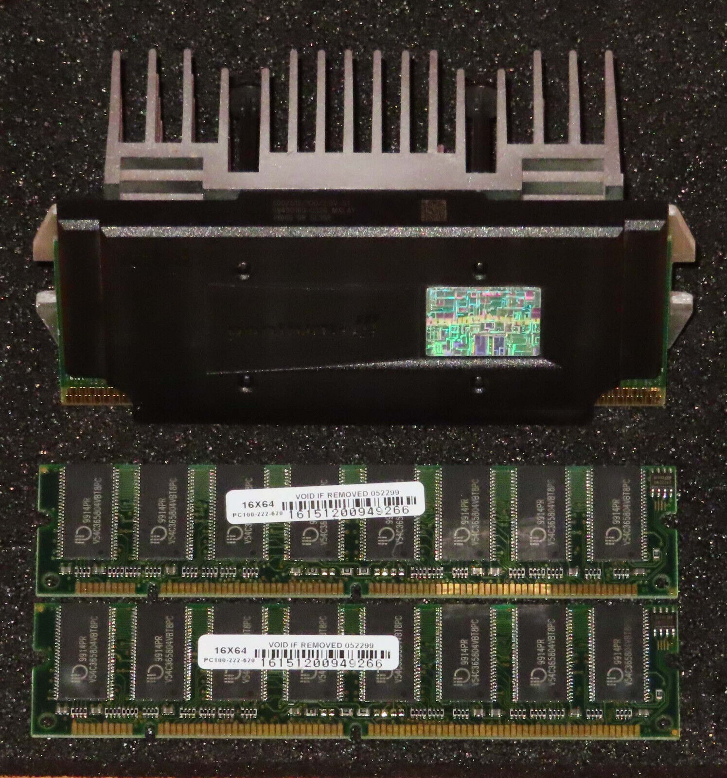 Vintage Intel Pentium III Slot 1 Processor PIII + 256MB (2 x 128MB) PC100 Memory