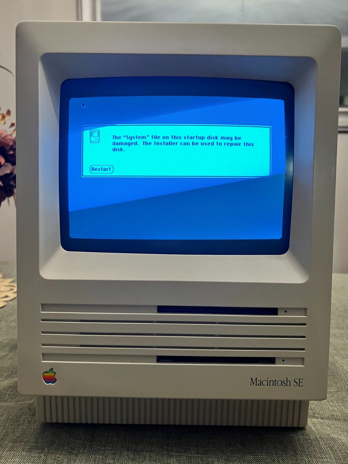 Vintage Rare Apple Macintosh SE Model M5010 Computer Floppy Drives Powers On