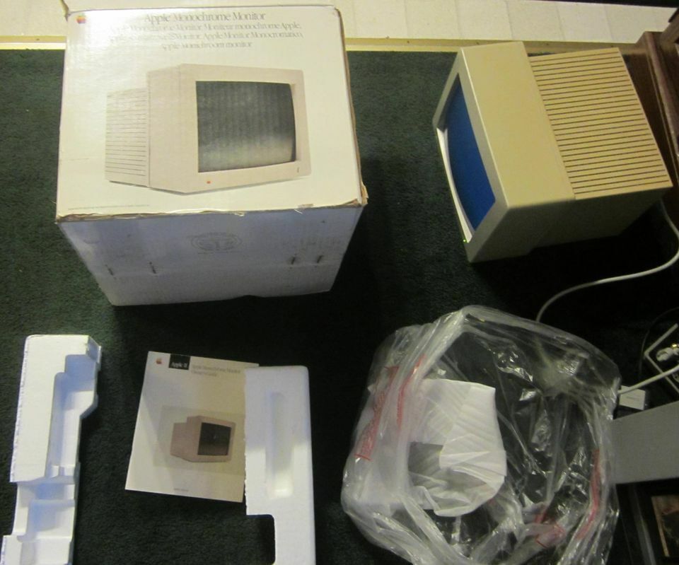 1 Vintage  Apple Monitor II A2M6016 computer CRT,in box NICE MINTY