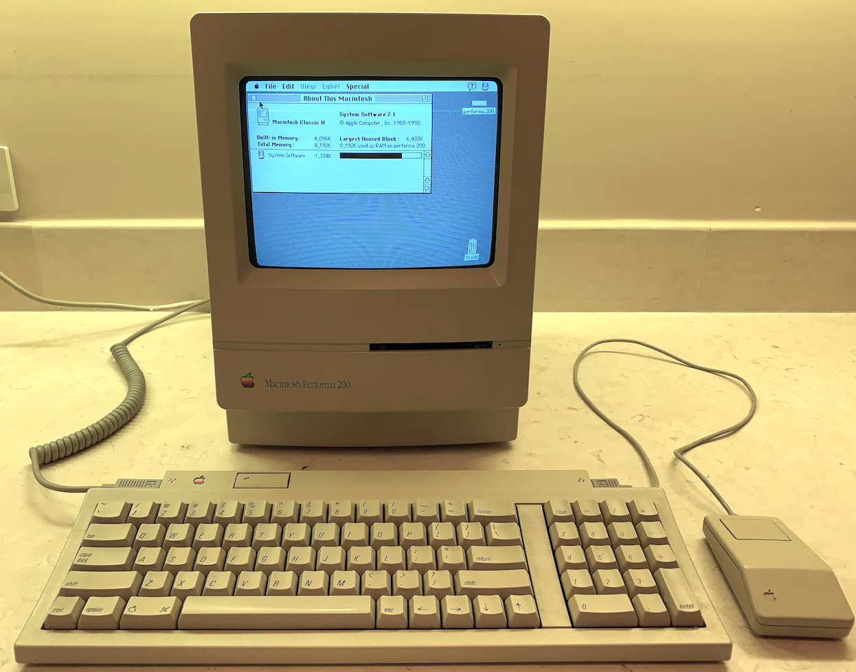 Vintage Apple Macintosh Performa 200