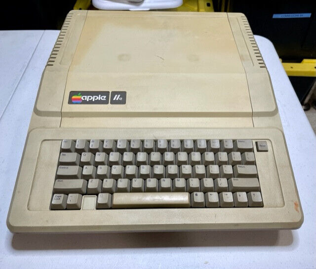 Apple IIe Computer System 128K RAM A2S2064