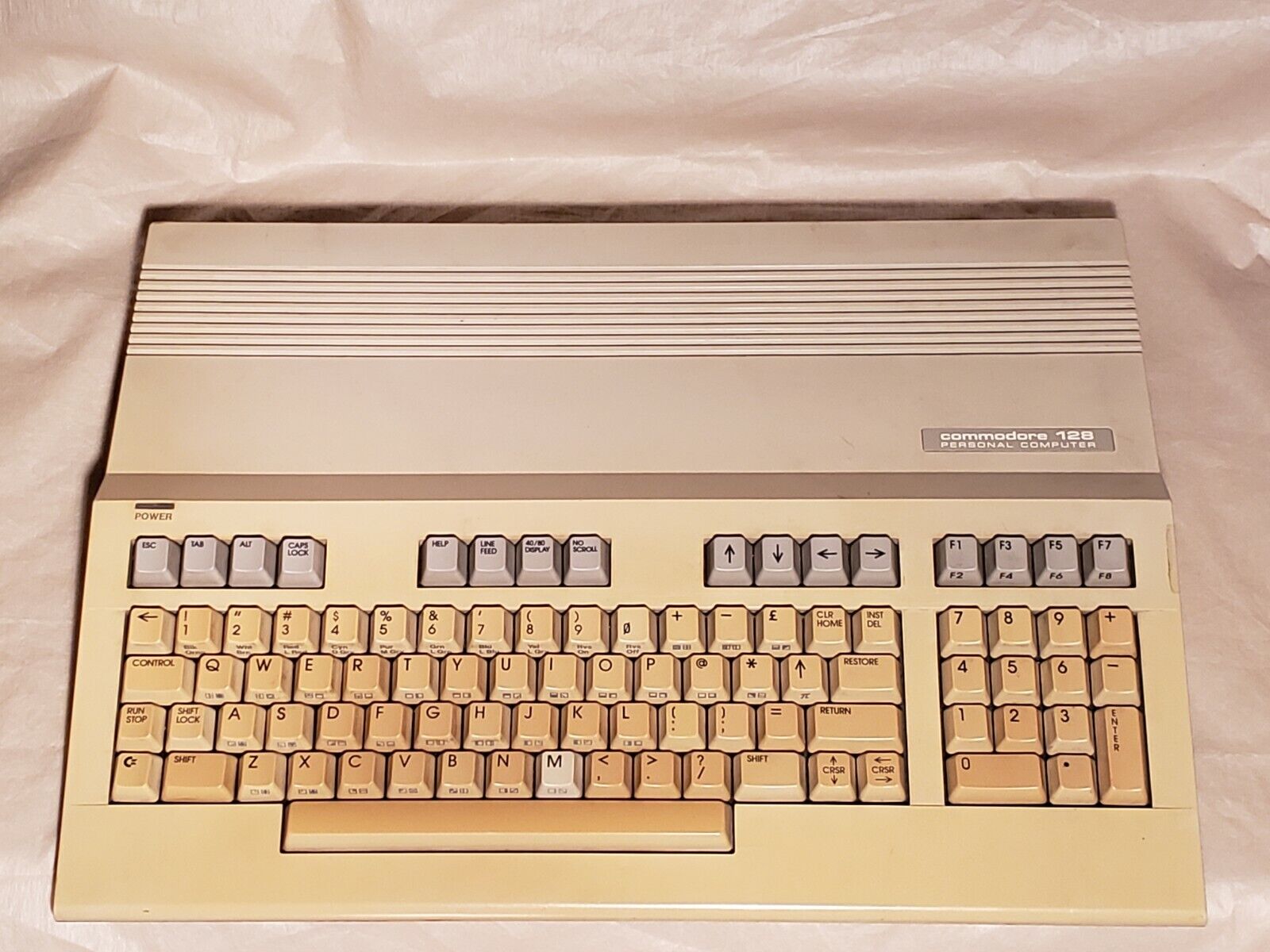 Commodore 128 Personal Computer C64/128 Vintage Gaming Computer w/ manual 1985