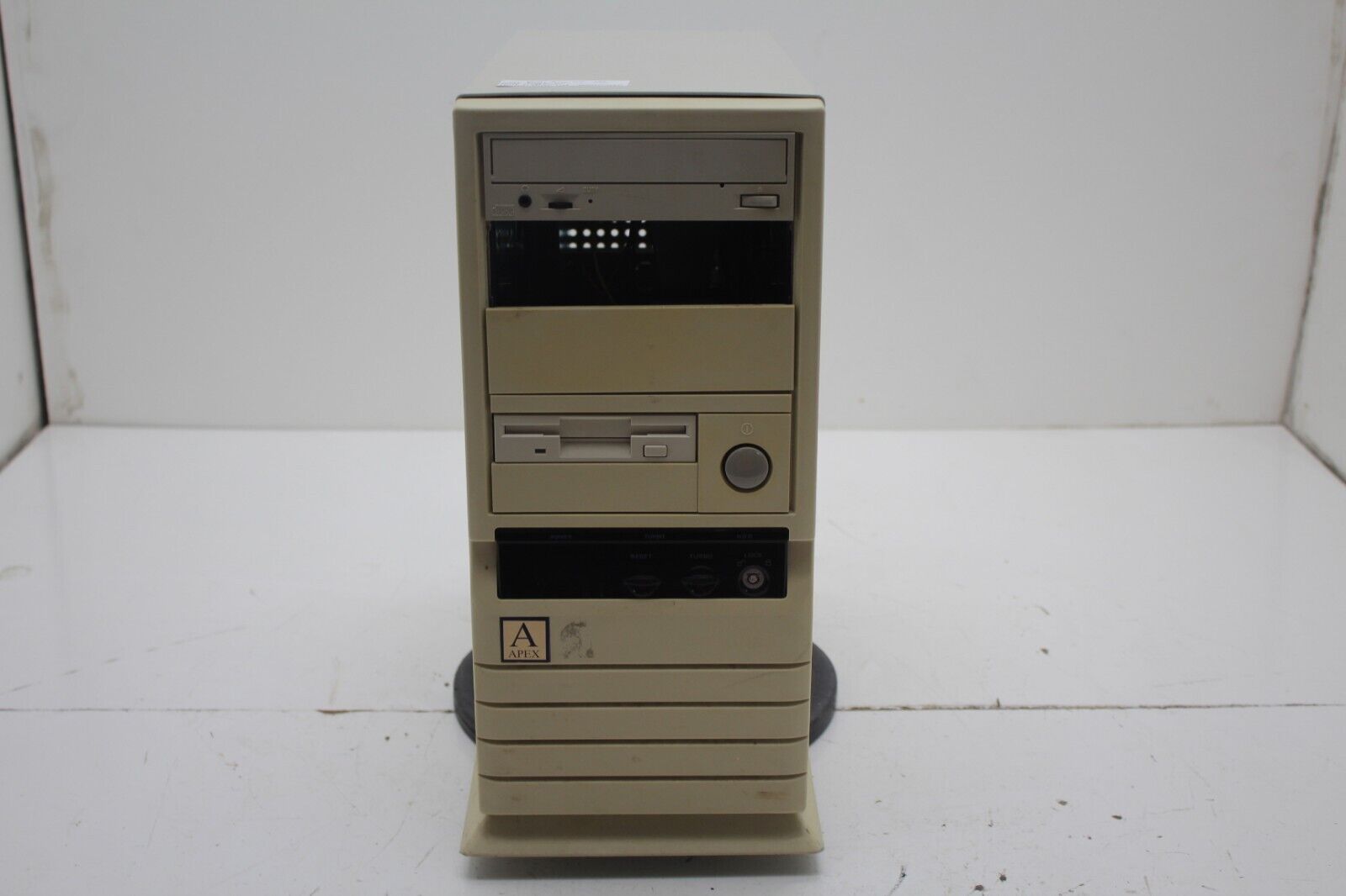 Vintage Beige PC Pentium S 133MHz 64MB Ram - No HDD