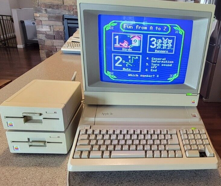 Apple IIe Vintage home computer. Tested. Computer only (see description)