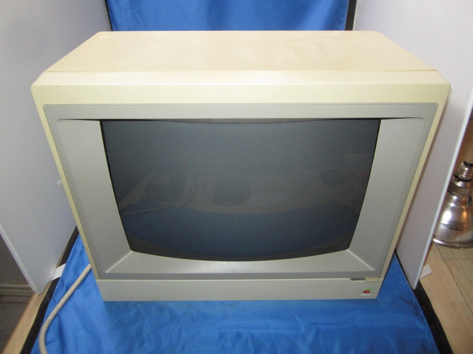 VINTAGE APPLE COLOR MONITOR IIE SOLD AS IS