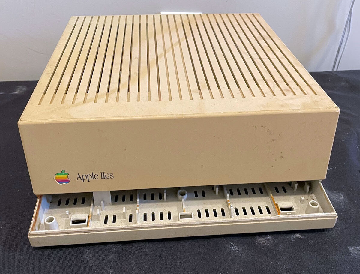 Apple IIGS Vintage Computer A2S6000 EMPTY CASE ONLY