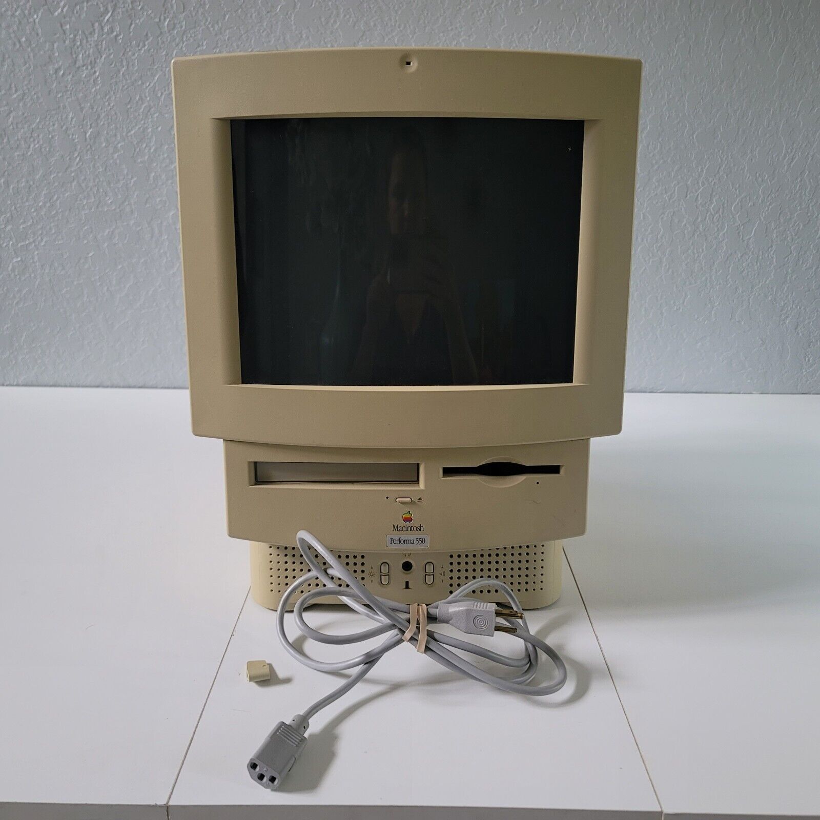 Vintage Macintosh Performa 550 Computer - Parts/Repair