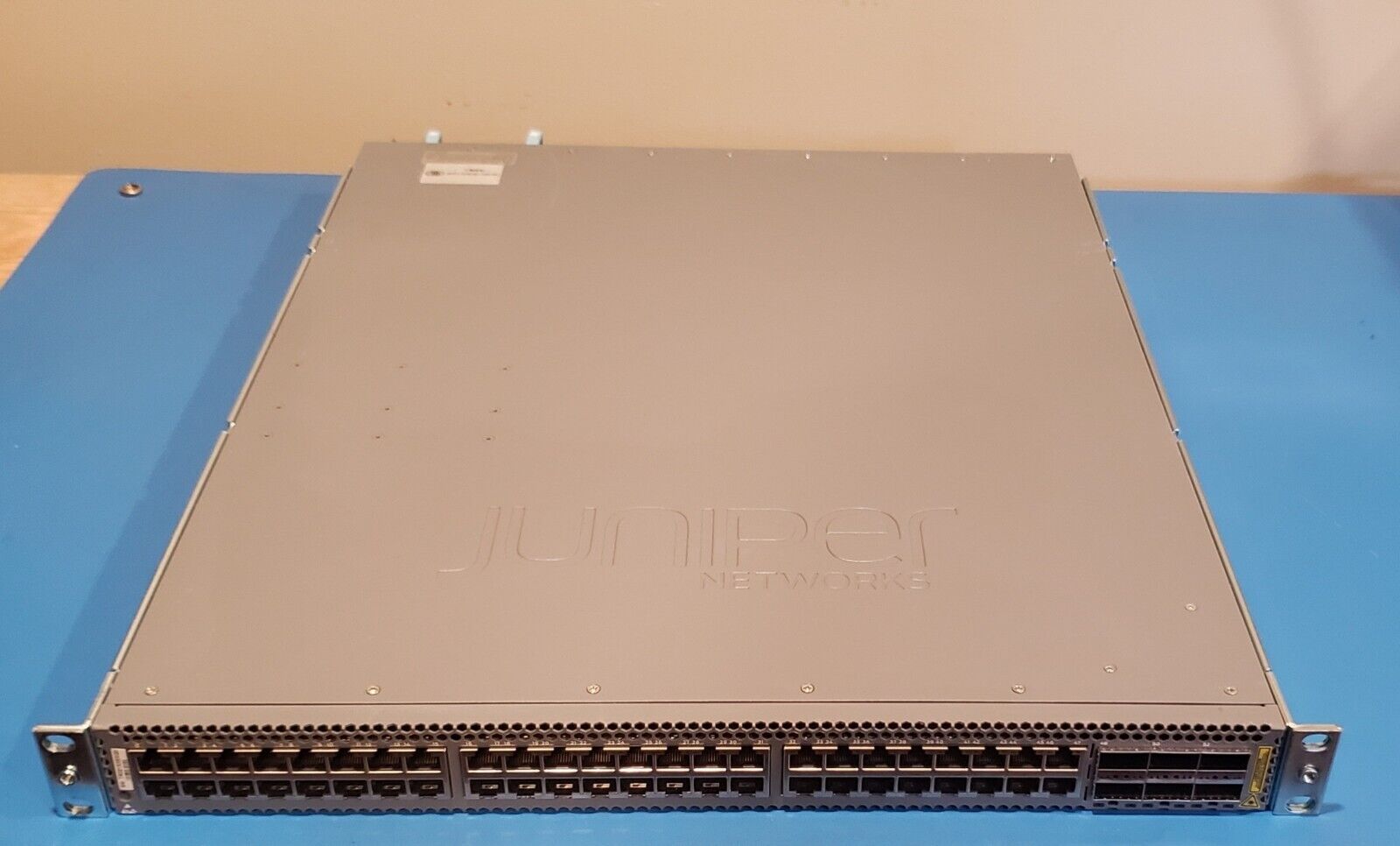 JUNIPER QFX5100-48T-AFI  48x 100/1000/10000 6x 40Gigabit QSFP+ Managed Switch AC